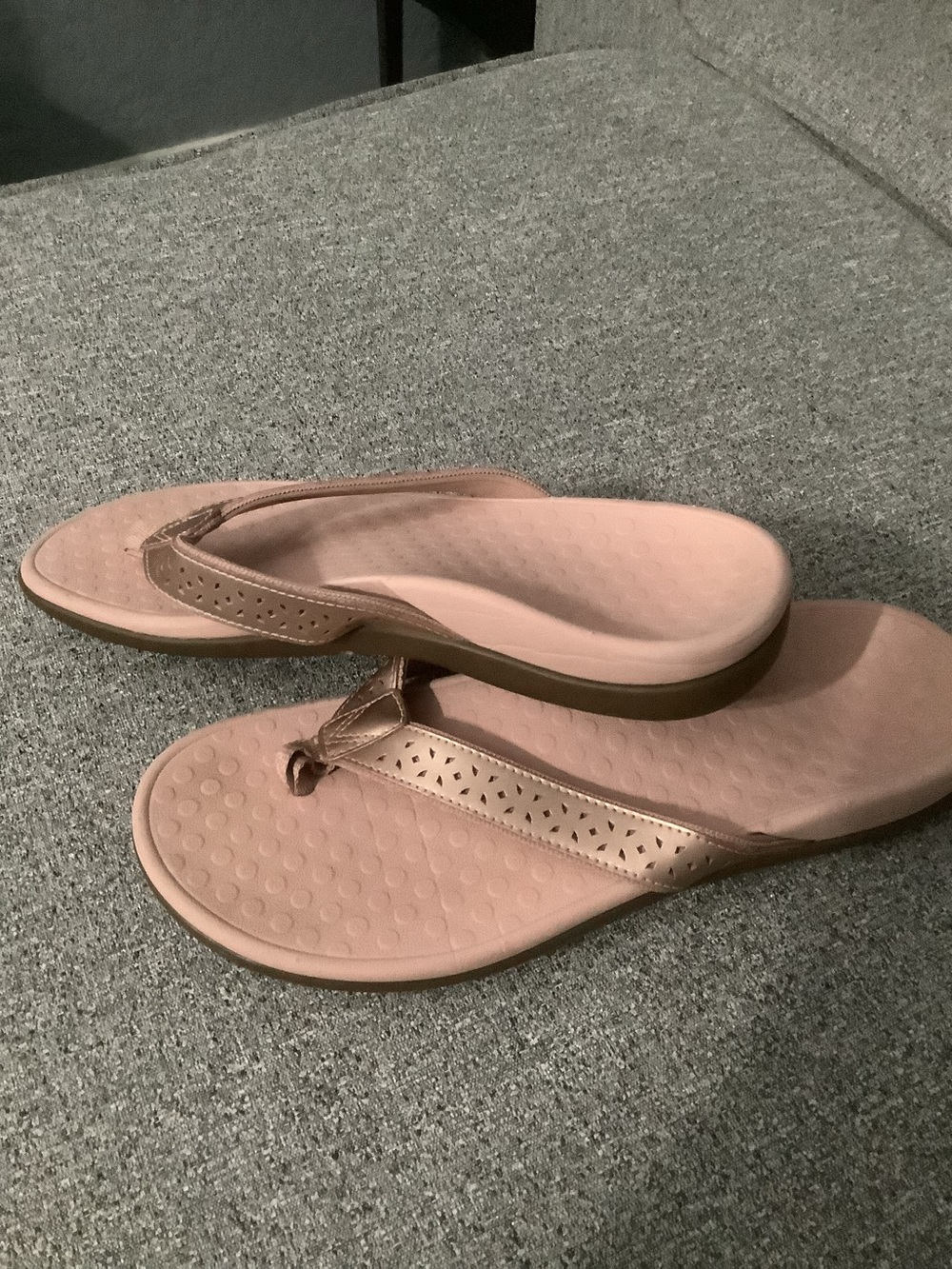 Vionic Women’s Rose Gold Comfort Flip Flop Sandals, size 9.